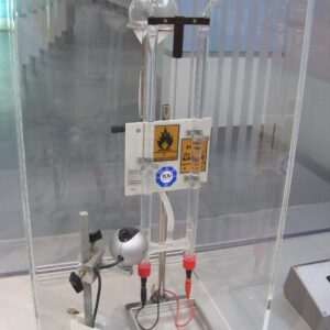 Συσκευή ηλεκτρόλυσης νερού τύπου Hofmann στο Deutsches Museum. Το ρεύμα χωρίζει το νερό σε υδρογόνο και οξυγόνο.