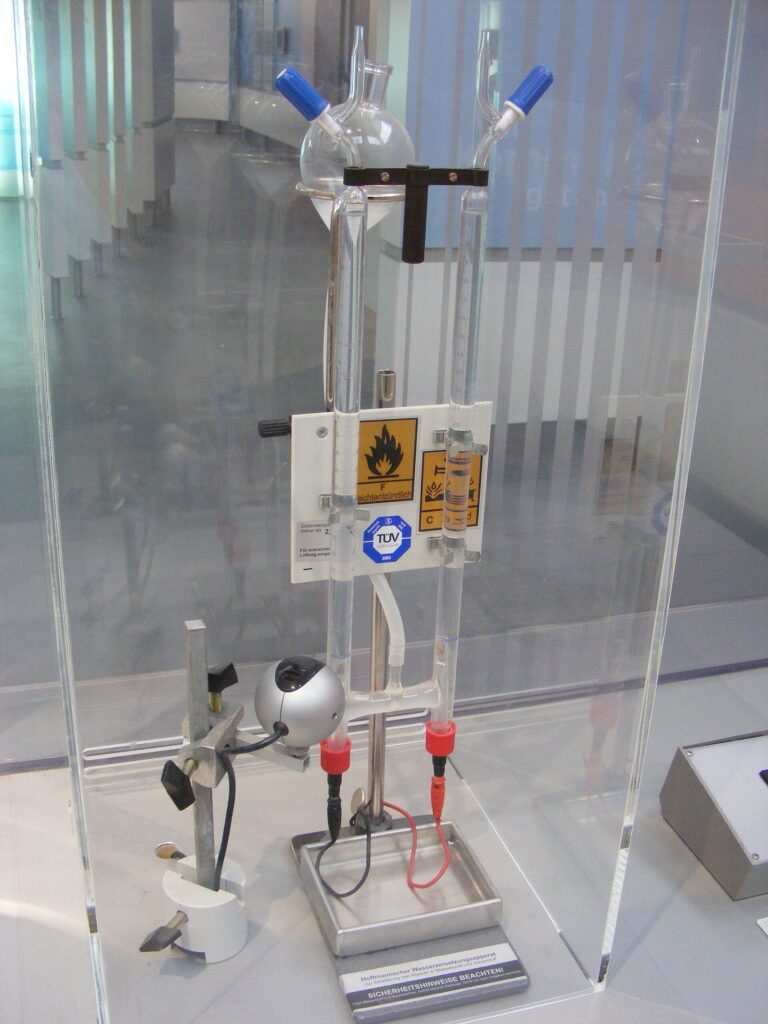 Συσκευή ηλεκτρόλυσης νερού τύπου Hofmann στο Deutsches Museum. Το ρεύμα χωρίζει το νερό σε υδρογόνο και οξυγόνο.