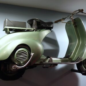 Vespa 125 του 1948, στο Science Museum του Λονδίνου. Η βασική ιδέα δεν έχει αλλάξει σχεδόν καθόλου από τότε.