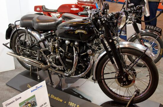 Vincent Black Shadow με τον χαρακτηριστικό μαύρο κινητήρα V-twin.