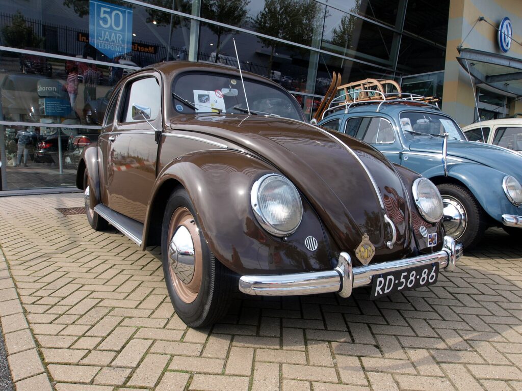 Ένας Volkswagen του 1949, από τα πρώτα χρόνια μετά τον πόλεμο, με το διχασμένο πίσω παράθυρο.