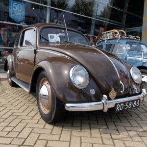 Ένας Volkswagen του 1949, από τα πρώτα χρόνια μετά τον πόλεμο, με το διχασμένο πίσω παράθυρο.