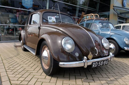 Ένας Volkswagen του 1949, από τα πρώτα χρόνια μετά τον πόλεμο, με το διχασμένο πίσω παράθυρο.
