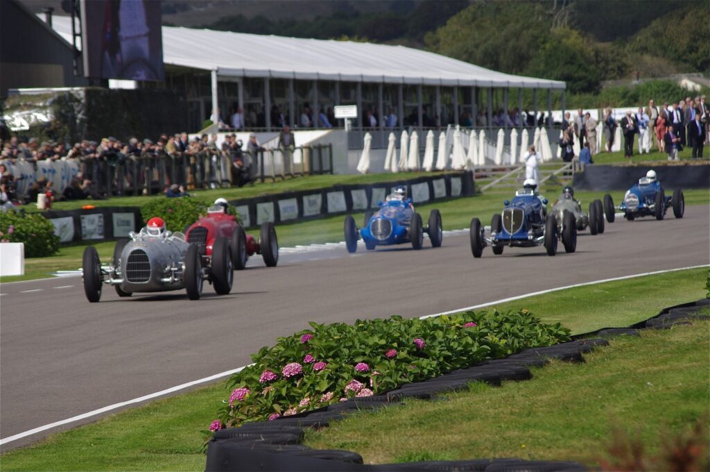 Κλασικά αυτοκίνητα στο Goodwood Revival της Αγγλίας, όπου ακόμα και οι επισκέπτες ντύνονται με ρούχα εποχής.