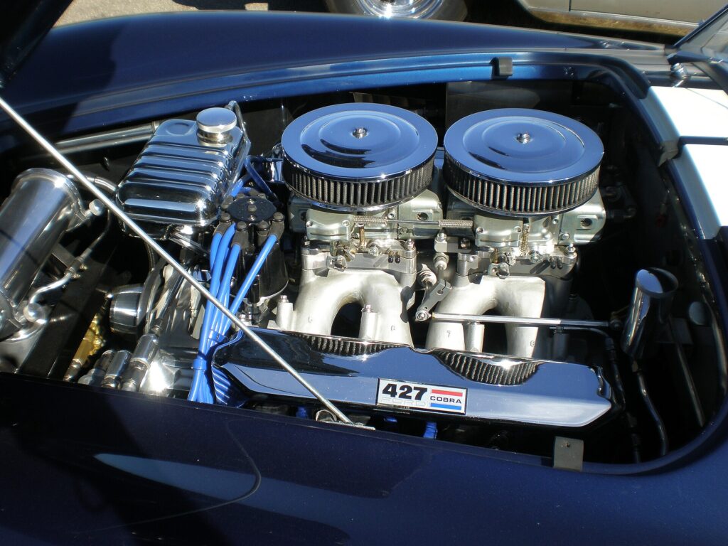 Ο V8 κινητήρας 427 της Ford, ένα μοτέρ που γεννήθηκε για τις πίστες NASCAR.