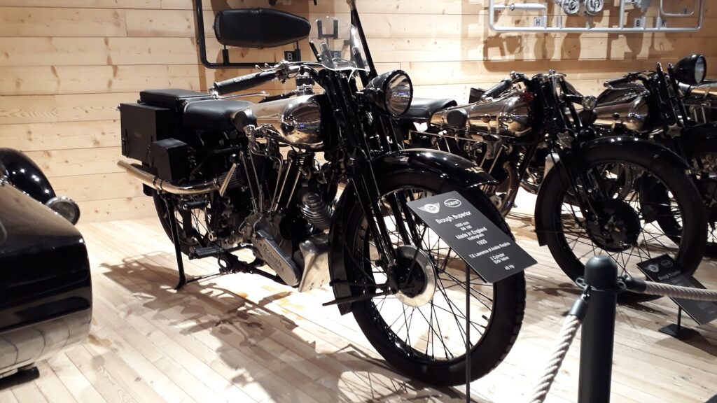 SS100 του 1925 με τον V-twin κινητήρα JAP του 1.000 κ.εκ., σε μουσείο στις Άλπεις.