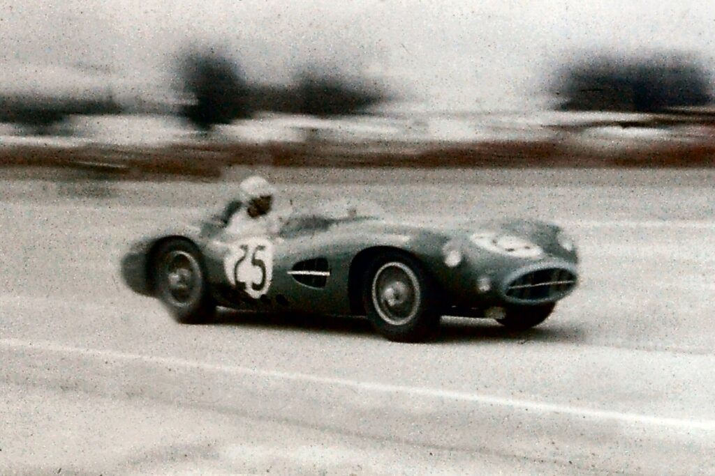 Ο Carroll Shelby με την Aston Martin DBR1 στο Sebring, τον Μάρτιο του 1958. Έναν χρόνο αργότερα θα κέρδιζε με αυτήν το Le Mans.