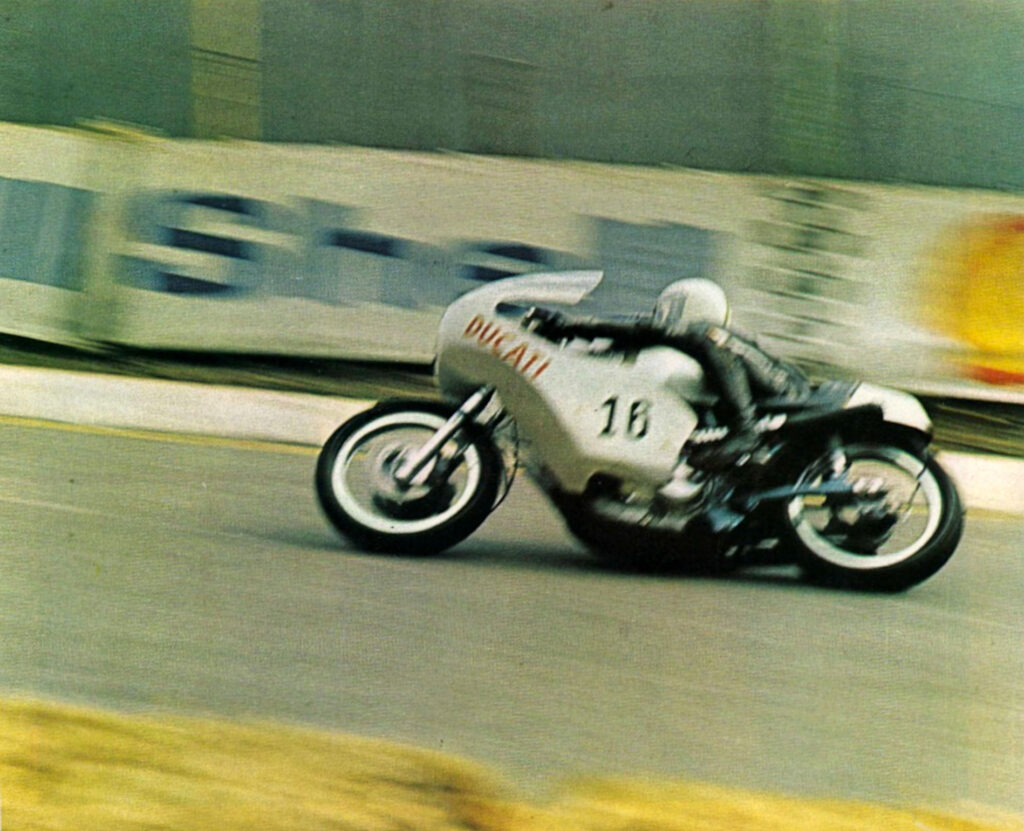 Ο Paul Smart με την Ducati 750 στον αγώνα Imola 200 του 1972, που κέρδισε.