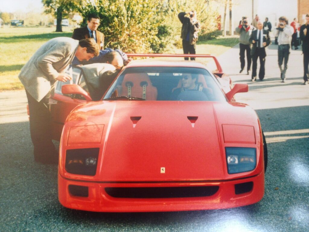 Η F40 σε έκθεση στην πίστα του Fiorano τον Νοέμβριο του 1987, λίγους μήνες μετά την παρουσίασή της.
