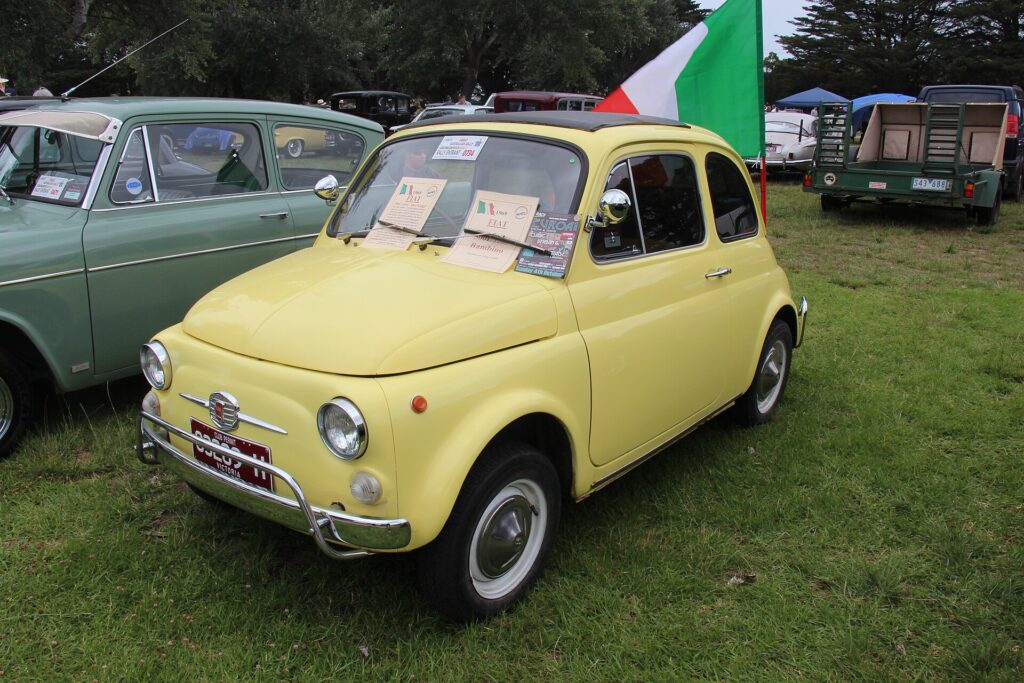 Fiat 500 L του 1969, η «πολυτελής» έκδοση με τα σωληνωτά προστατευτικά.