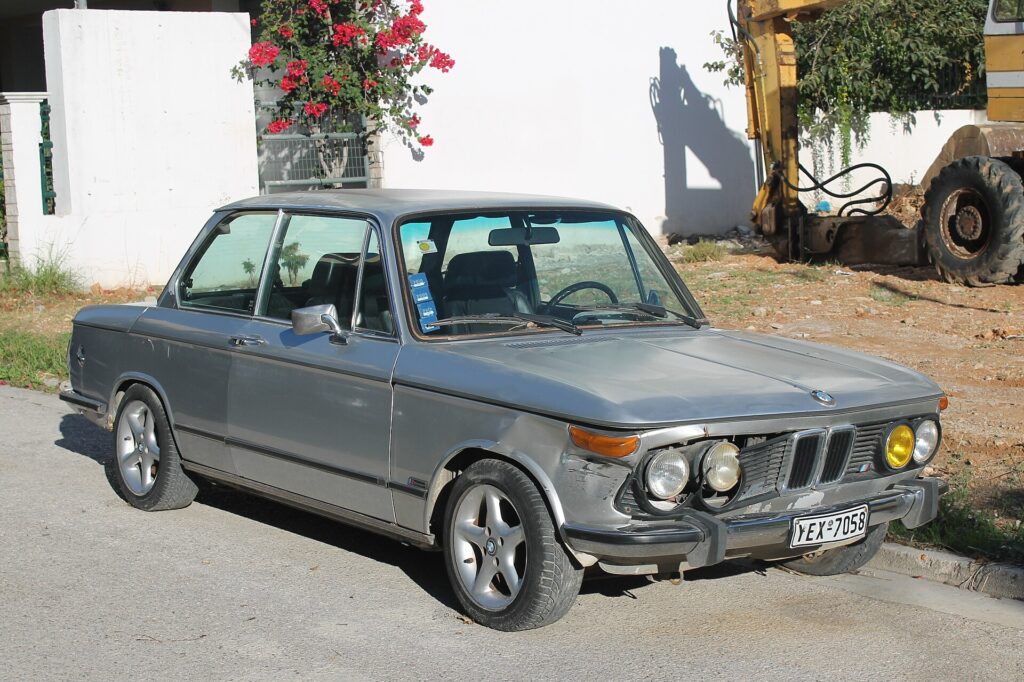 Μια BMW 2002 tii σε ελληνικό δρόμο. Με τις κρατικές ιστορικές πινακίδες, ένα πιστοποιημένο κλασικό κυκλοφορεί ελεύθερα, όπως κάθε αυτοκίνητο.