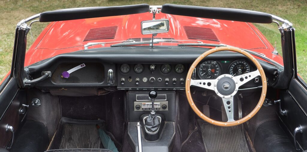Το ταμπλό μιας E-Type Series 1 roadster: αλουμίνιο, διακόπτες στη σειρά και ξύλινο τιμόνι.
