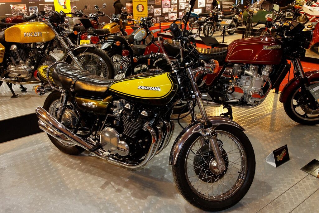 Kawasaki 900 Z1 στο Σαλόνι Μοτοσυκλέτας του Παρισιού το 2011.