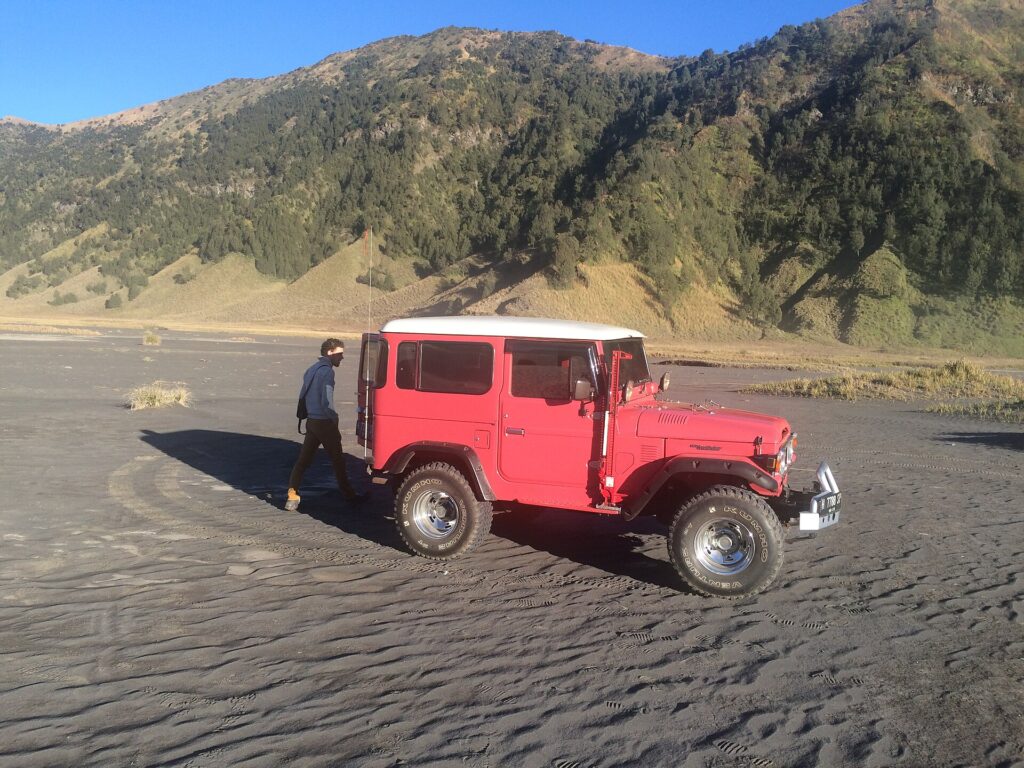 FJ40 στο ηφαίστειο Bromo της Ινδονησίας, στο φυσικό του περιβάλλον.