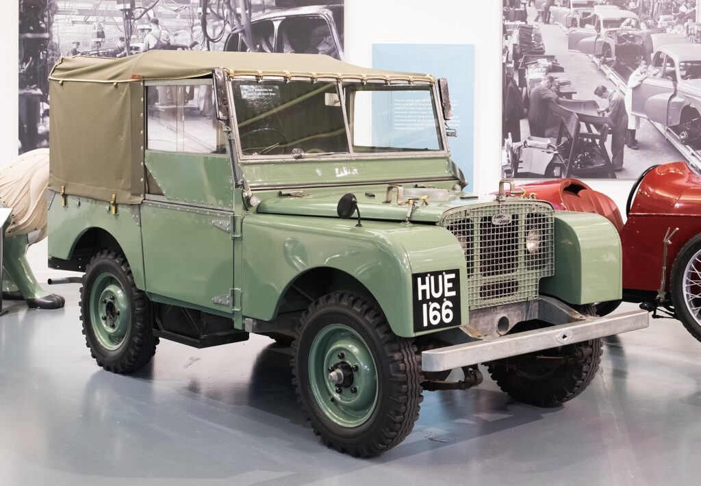 Το HUE 166, το πρώτο Land Rover προπαραγωγής, σε έκθεση μουσείου.