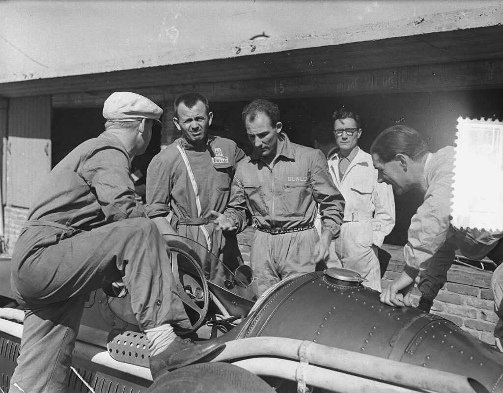 Ο Stirling Moss (αριστερά) με τον μηχανικό του Alf Francis και τη Maserati 250F, στο Grand Prix της Ολλανδίας το 1955.