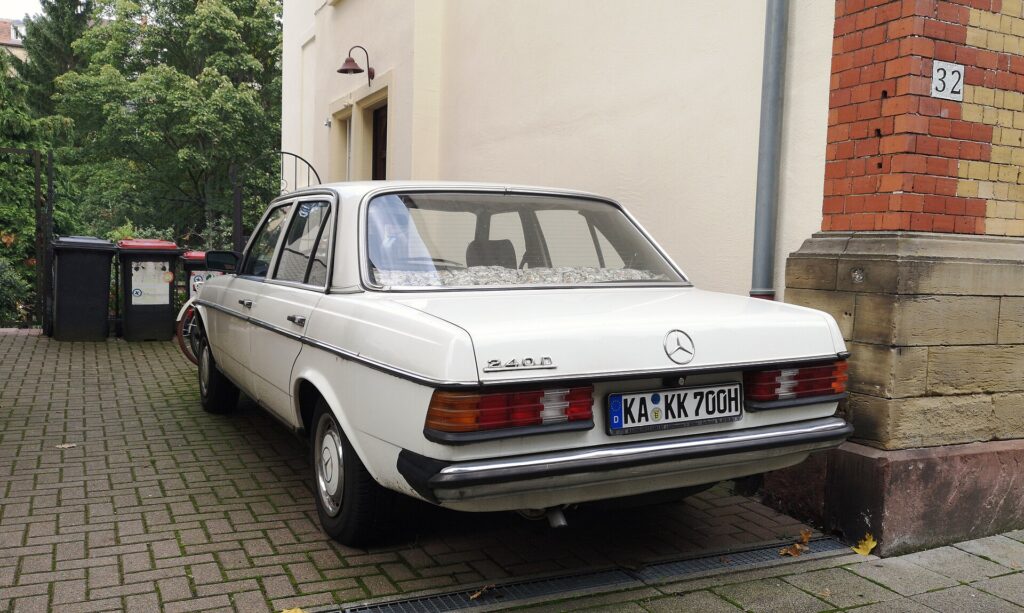 Μια άσπρη 240 D, η πιο δημοφιλής έκδοση της W123.