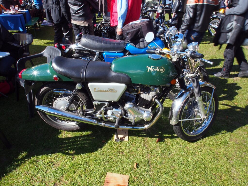 Norton Commando 750 σε συνάντηση κλασικών μοτοσυκλετών.