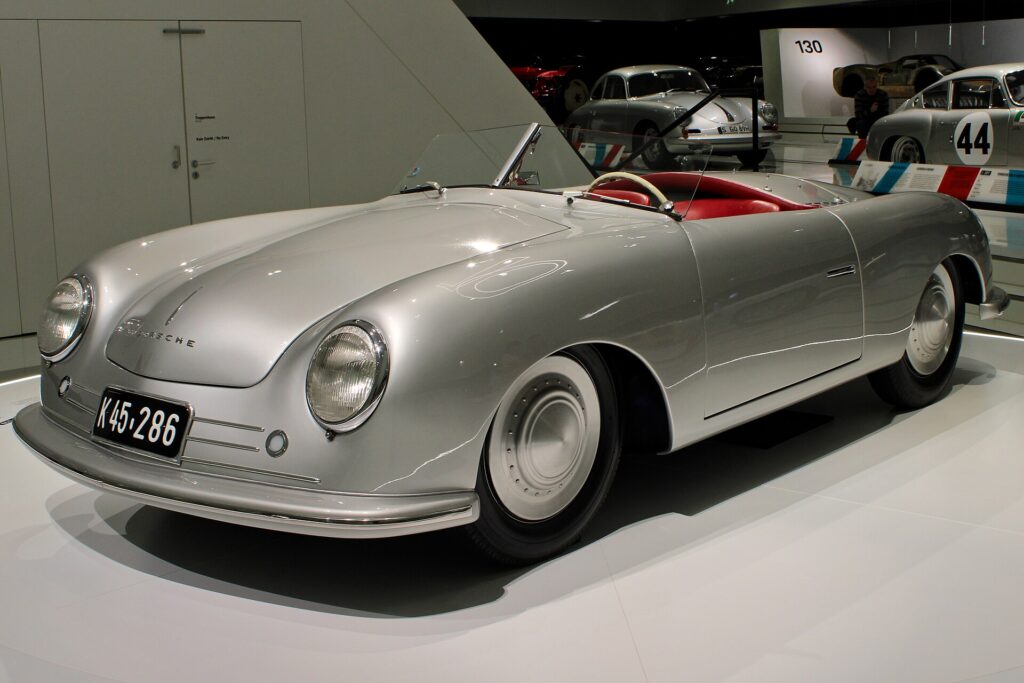 Η Porsche 356 «Nr. 1» Roadster του 1948, με κινητήρα στη μέση. Από εδώ ξεκίνησαν όλα.