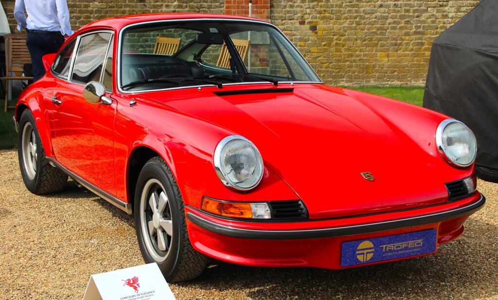 Η θρυλική 911 Carrera RS 2.7 του 1973, με τη χαρακτηριστική πίσω αεροτομή «ducktail».