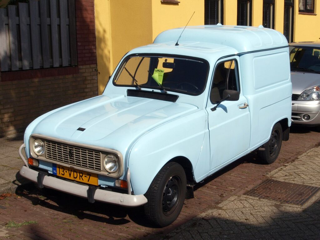 Renault 4 Fourgonnette, το μικρό βαν που κουβάλησε ψωμί, γράμματα και εργαλεία σε όλη την Ευρώπη.