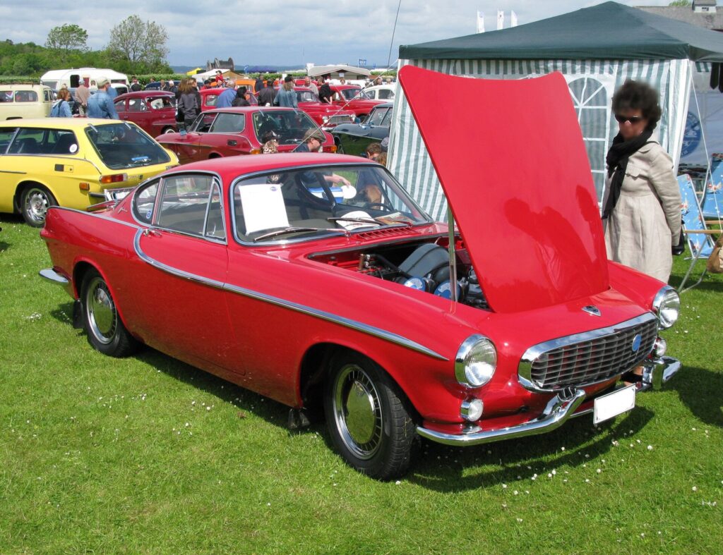 Volvo P1800 του 1961, της πρώτης χρονιάς παραγωγής, όταν τα αυτοκίνητα συναρμολογούνταν ακόμη στην Αγγλία.