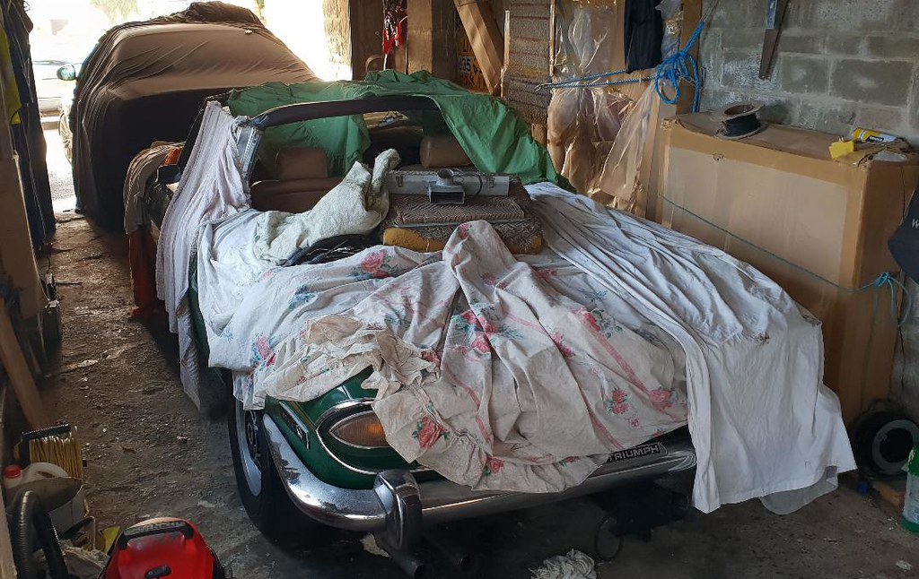 Triumph Stag σκεπασμένο για την περίοδο ακινησίας.