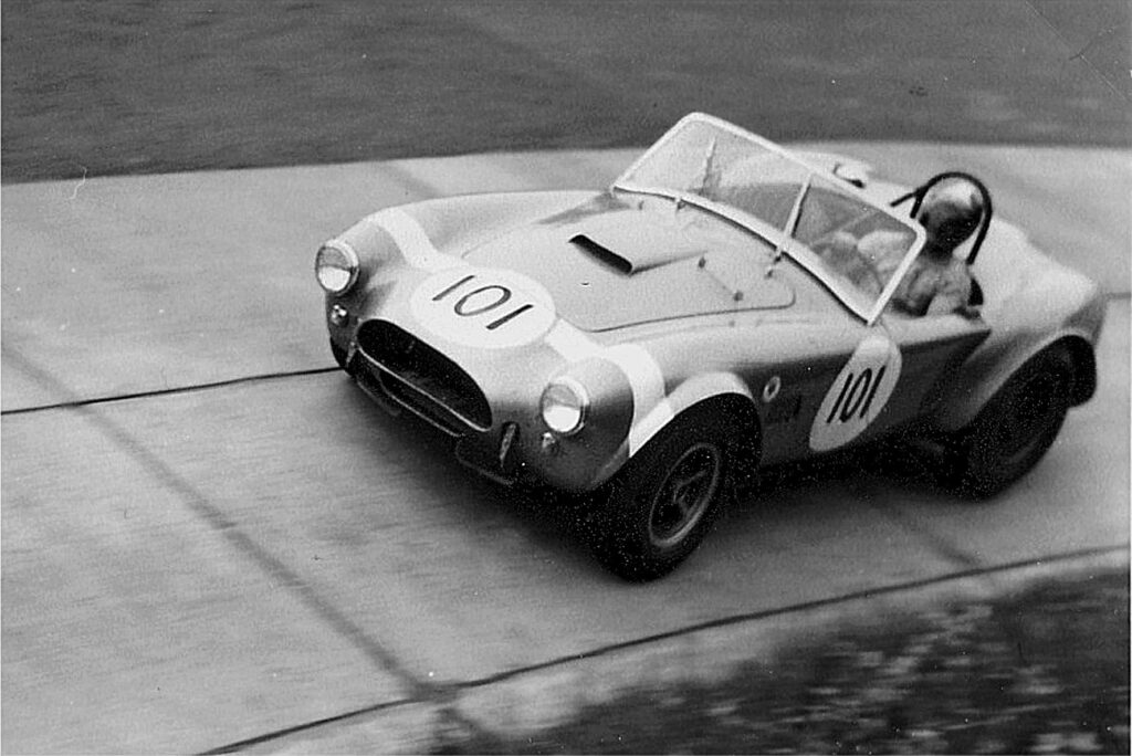Μια παλαιότερη Cobra 289 σε προπόνηση το 1964. Από αυτήν ξεκίνησε η ιστορία.