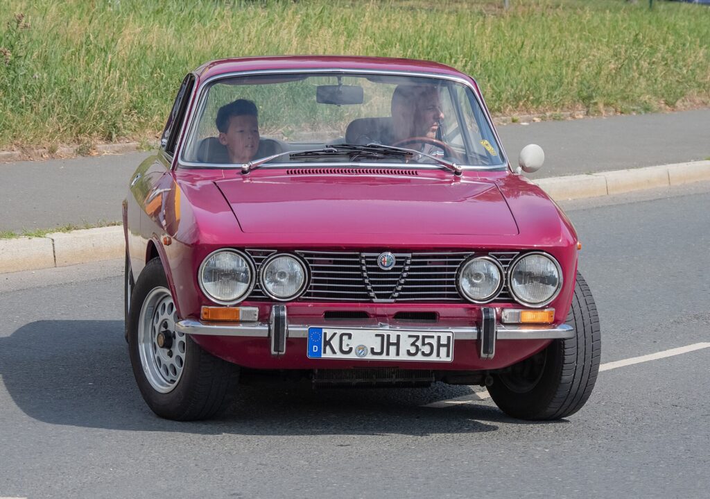 Alfa Romeo 2000 GTV of 1974: four headlamps and no step.