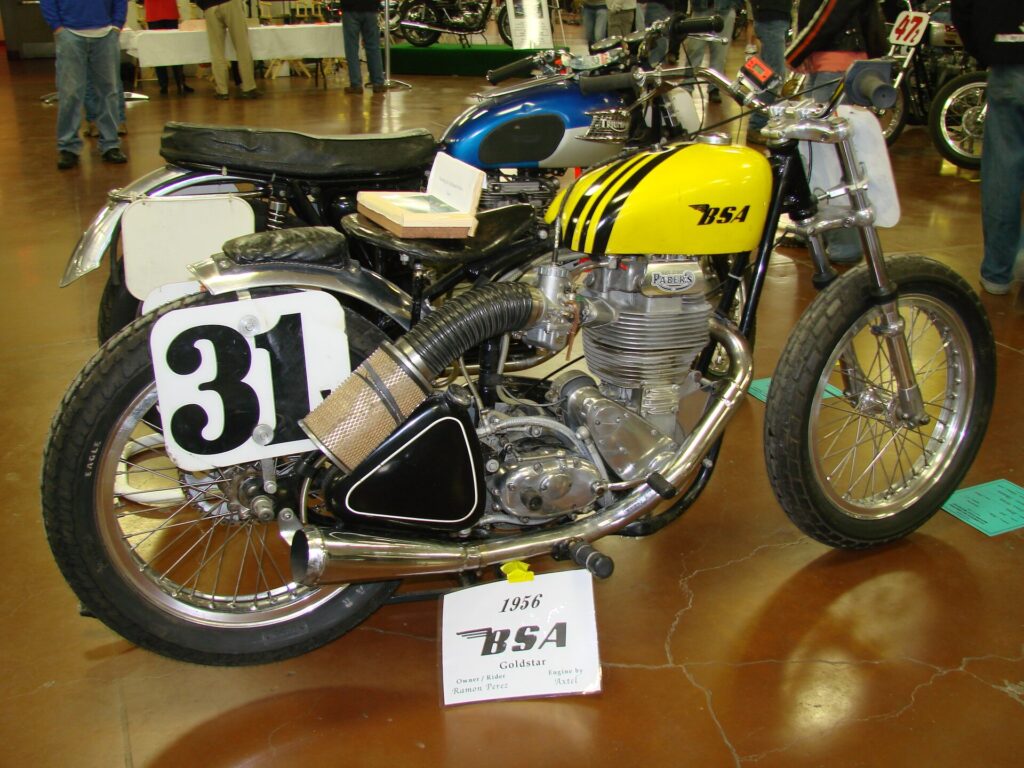 Gold Star του 1956 στημένη για αγώνες dirt track, απόδειξη για το πόσο ευέλικτος ήταν ο μονοκύλινδρος.