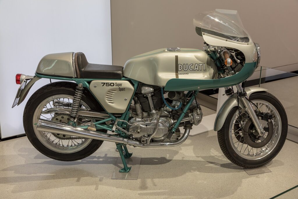 Ducati 750 Super Sport σε έκθεση στο Βερολίνο, με το μισό φέρινγκ και τη μονή σέλα.