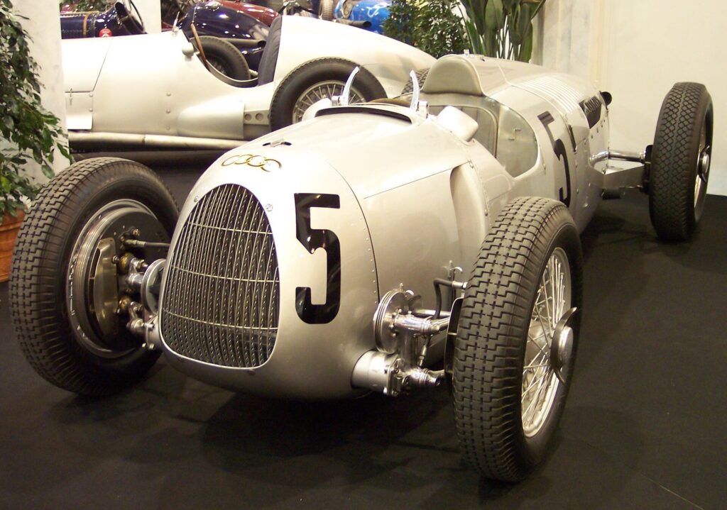 Η Auto Union Typ C, το αγωνιστικό με τον κινητήρα των 16 κυλίνδρων πίσω από τον οδηγό.