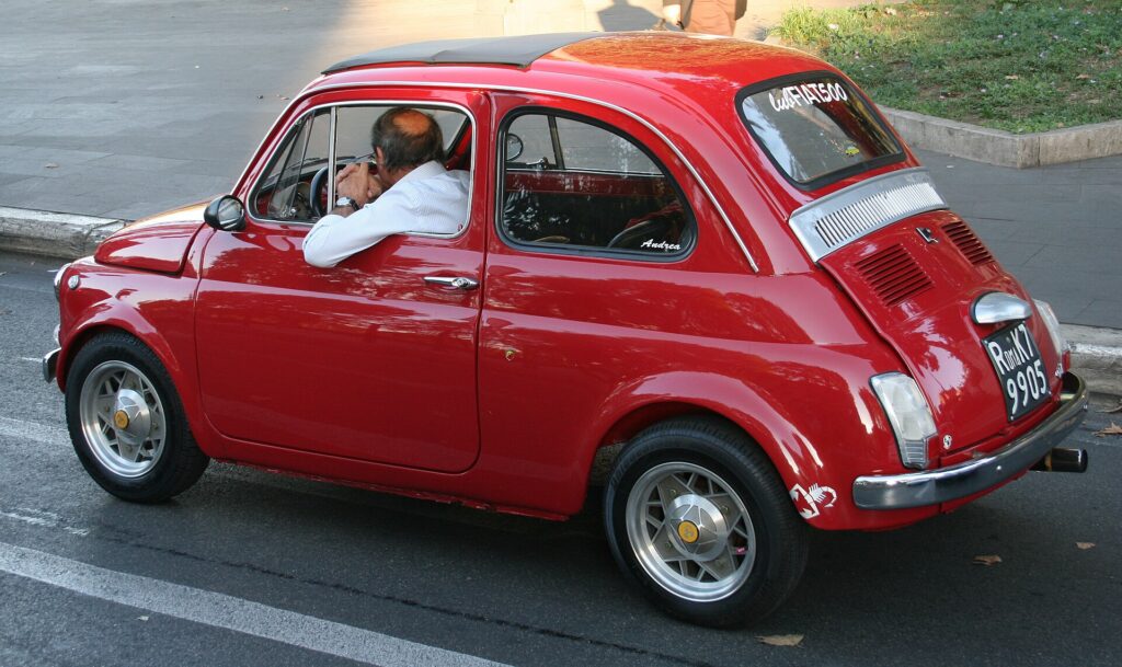 Fiat 500 στους δρόμους της Ρώμης, εκεί που ανήκει.
