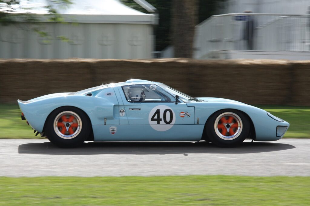 GT40 του 1965 σε πλήρη ταχύτητα: μόλις 40 ίντσες ύψος.