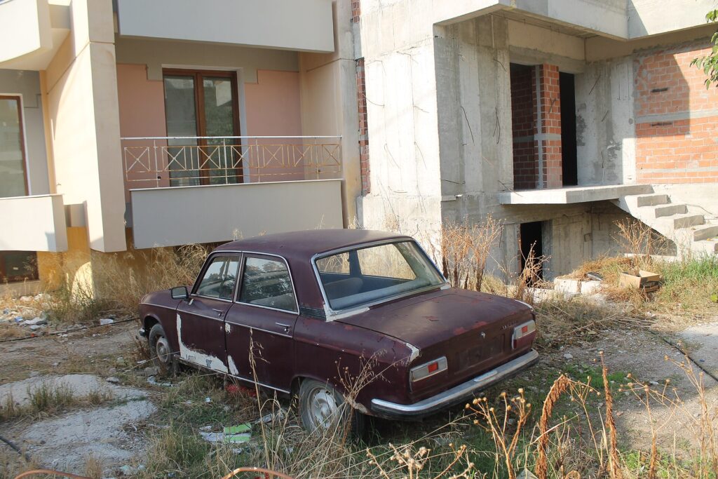 Ένα εγκαταλελειμμένο Peugeot 304 στην Κόρινθο. Για να πάρει ένα αυτοκίνητο ιστορικές πινακίδες, πρέπει να είναι σε πολύ καλή, γνήσια κατάσταση.