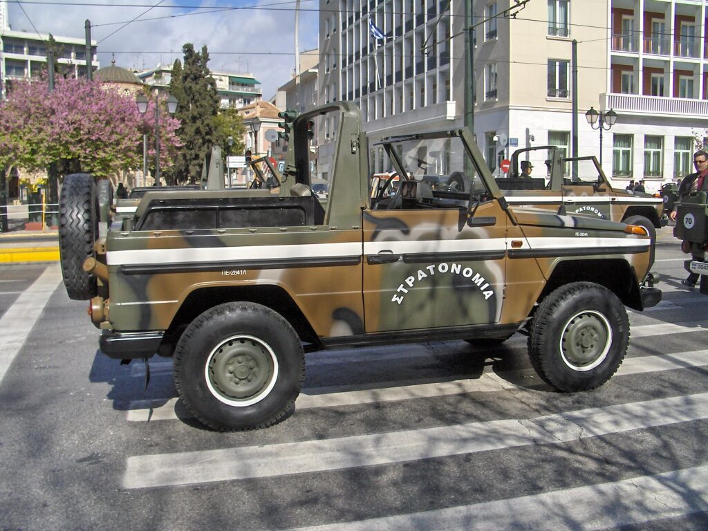 Ελληνικό στρατιωτικό G (240 GD, κατασκευής ΕΛΒΟ) σε παρέλαση στην Αθήνα.