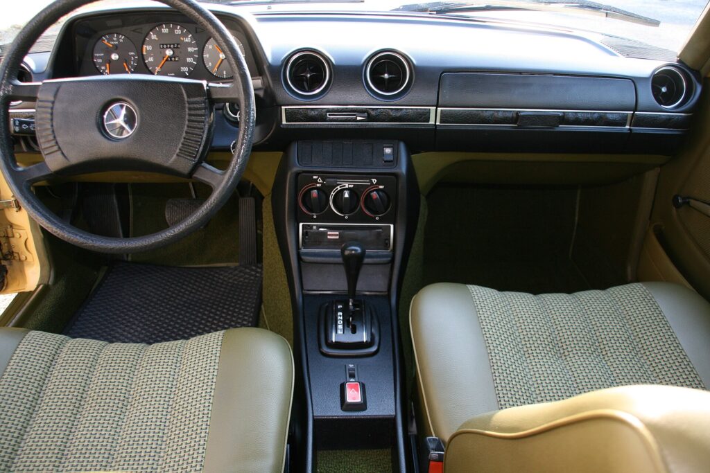 Το ταμπλό μιας W123 230 της πρώτης σειράς (1977).