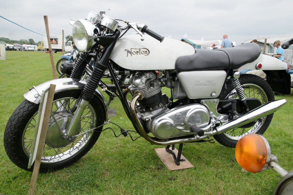 Η Commando 750 Fastback του 1971, με την ουρά που έδωσε στο μοντέλο το παρατσούκλι του.