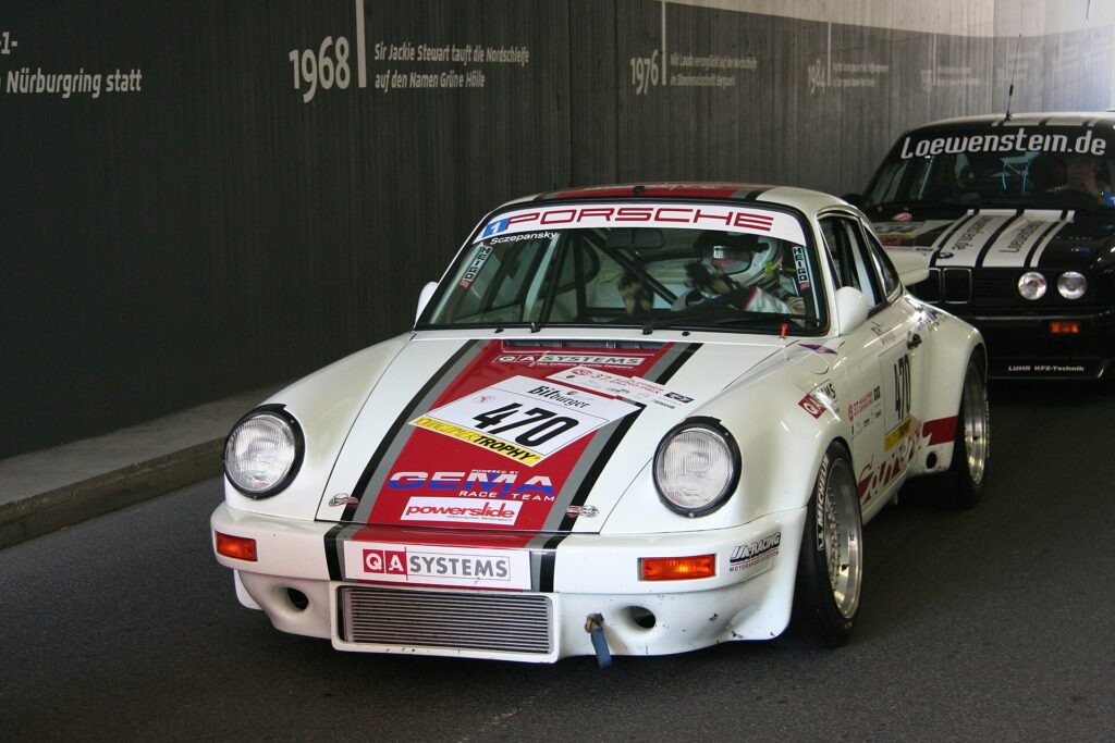 Porsche 911 SC σε αγώνα ιστορικών αυτοκινήτων. Η SC κράτησε τη μάρκα ζωντανή στα δύσκολα χρόνια.