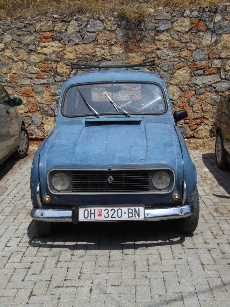 Renault 4 TL στην Αχρίδα. Τα Renault 4 έζησαν πολλά χρόνια στα Βαλκάνια, και σε κάποια χωριά ζουν ακόμα.