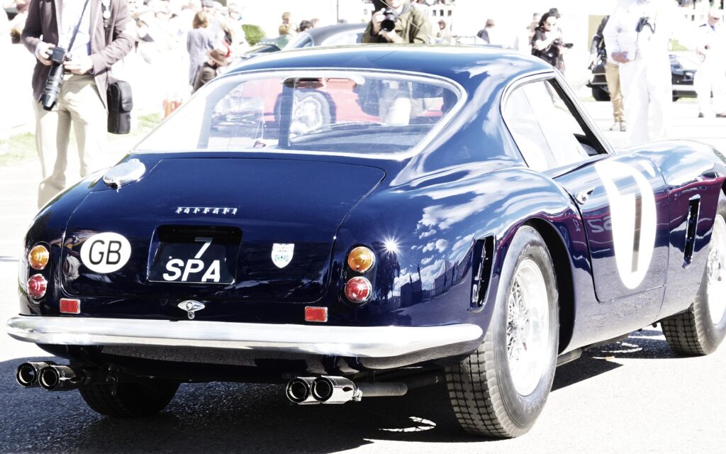 Μια Ferrari 250 GT στο Goodwood. Η ομορφιά των κλασικών δεν χρειάζεται εξηγήσεις.