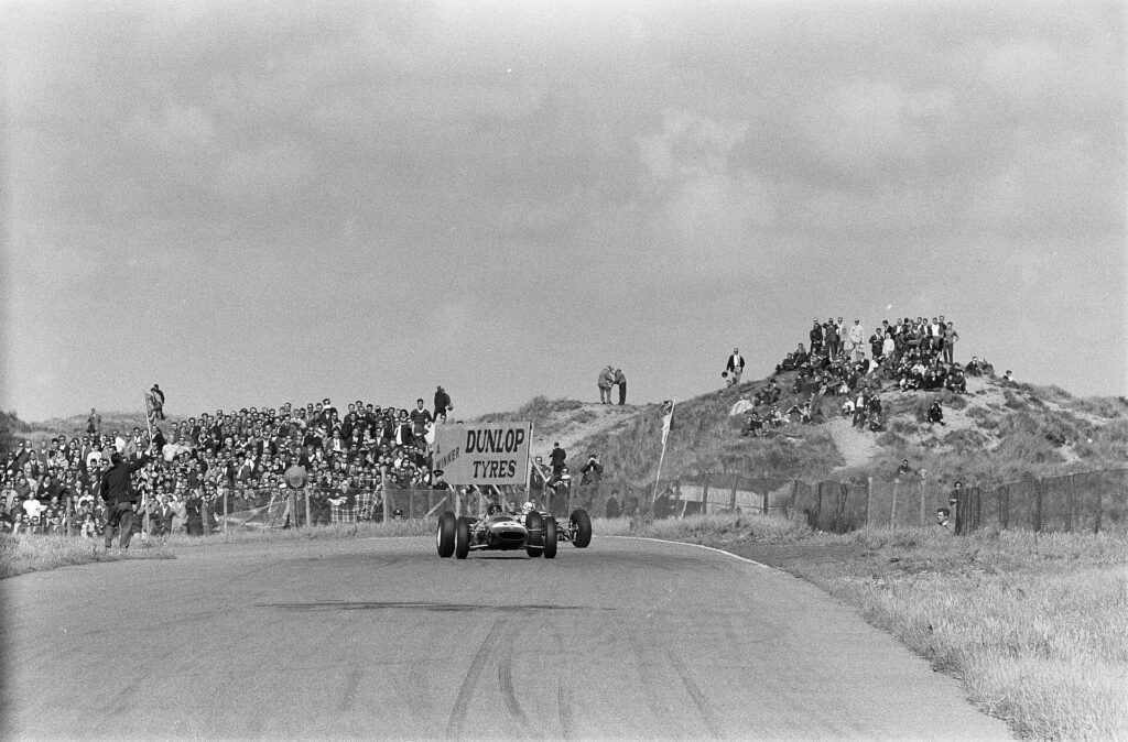 Ο Jim Clark με Lotus στο Grand Prix της Ολλανδίας, στη Ζάντφορτ, το 1963.