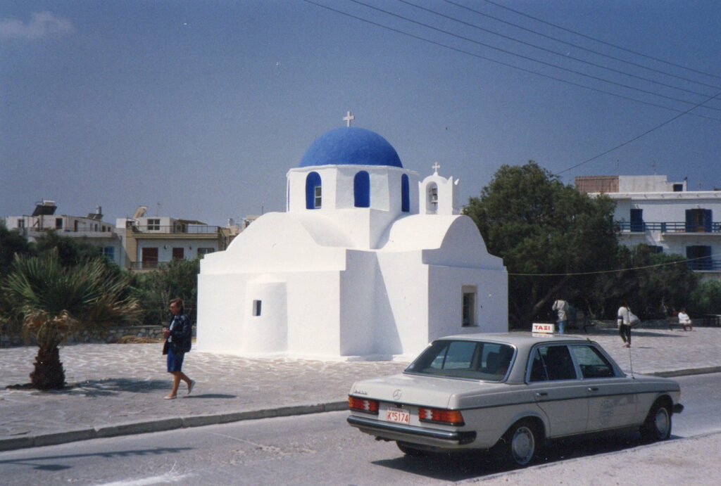 W123 ταξί στην Παροικιά της Πάρου, το 1989.